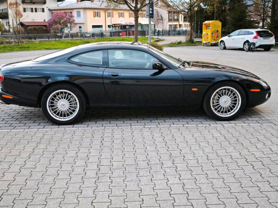 Jaguar XKR – Seite links