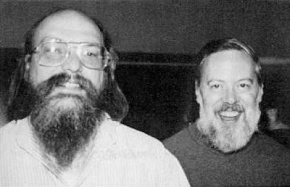Ken Thompson (sitzend) und Dennis Ritchie an einer PDP-11