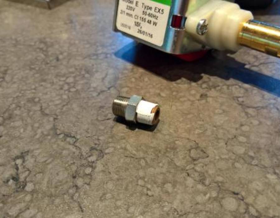 teflon-dichtband-auf-einem-gewinde.jpg